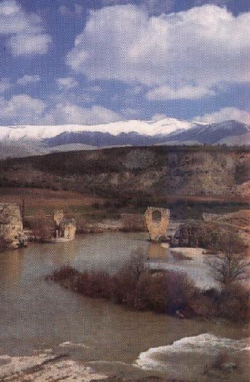 Aliakmonas and 
what is left from the Pasa's historic bridge.